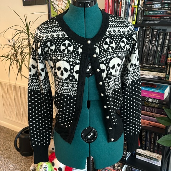 Skull Holiday - Picture 1 of 5